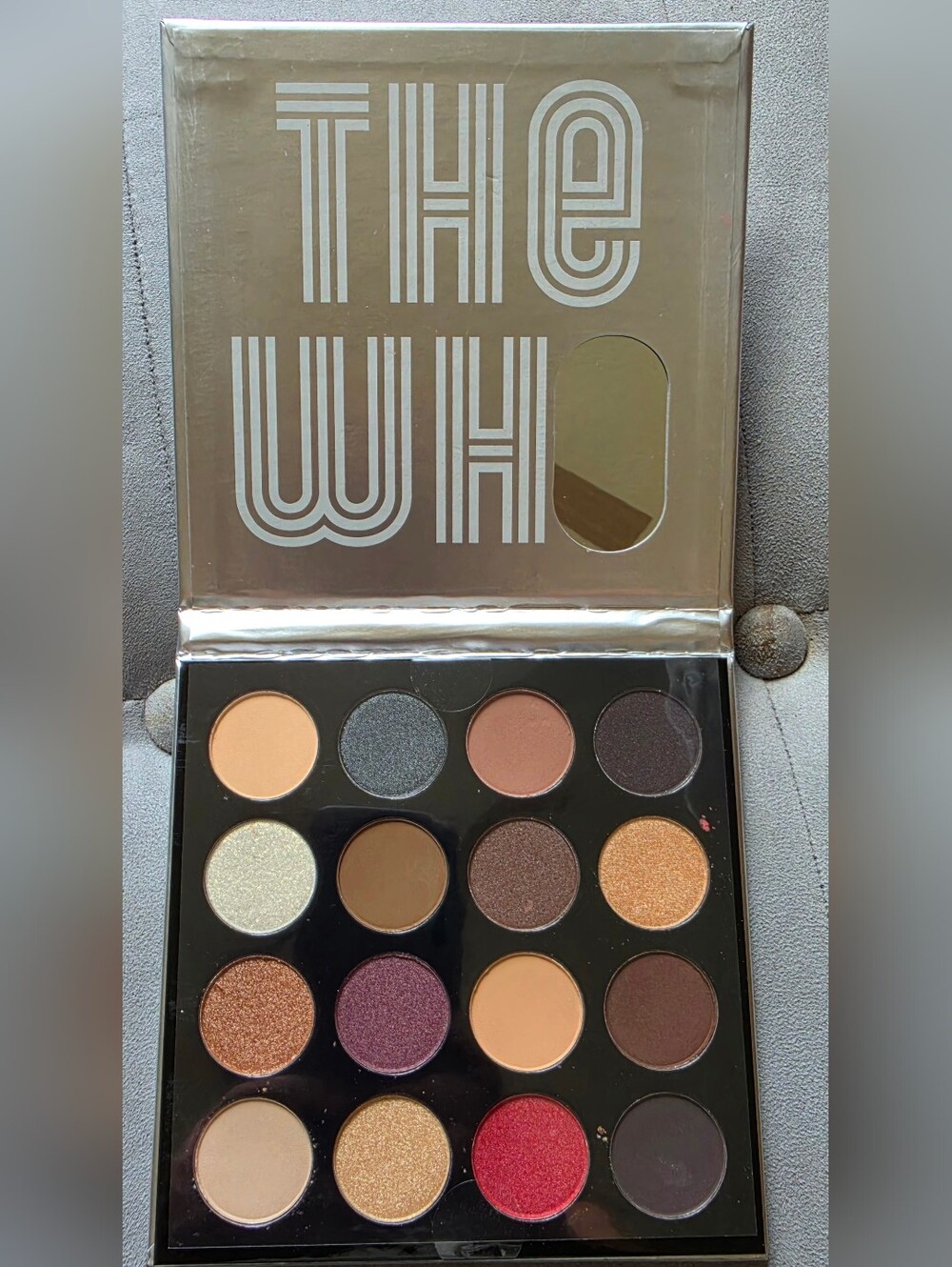 THE WHI 16-Color Eyeshadow Palette — Warm Neutrals with Gold & Red Accents